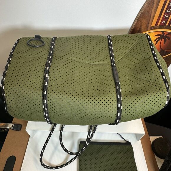 BOLT-BARBELLS-HEART®  |  DESIGNER TOTE BAG  |  PERFORATED  |  + MATCHING BAG - Picture 11 of 16